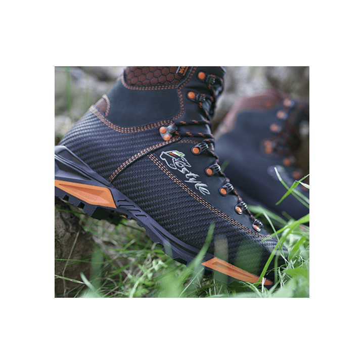 Chaussures de traque et montagne Kostyle KS-CARB en situation terrain difficile
