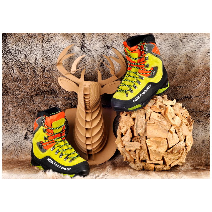 Chaussures de sécurité bûcheron Livigno EBM Footwear en présentation ambiance nature et bois